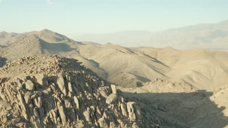 Sonnenuntergangsflug-über-Felsformationen-In-Den-Alabama-Hills,-Kalifornien