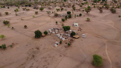 Un-Dron-Sobrevuela-Una-Aldea-En-Burkina-Faso,-África,-Y-Graba-Un-Vídeo