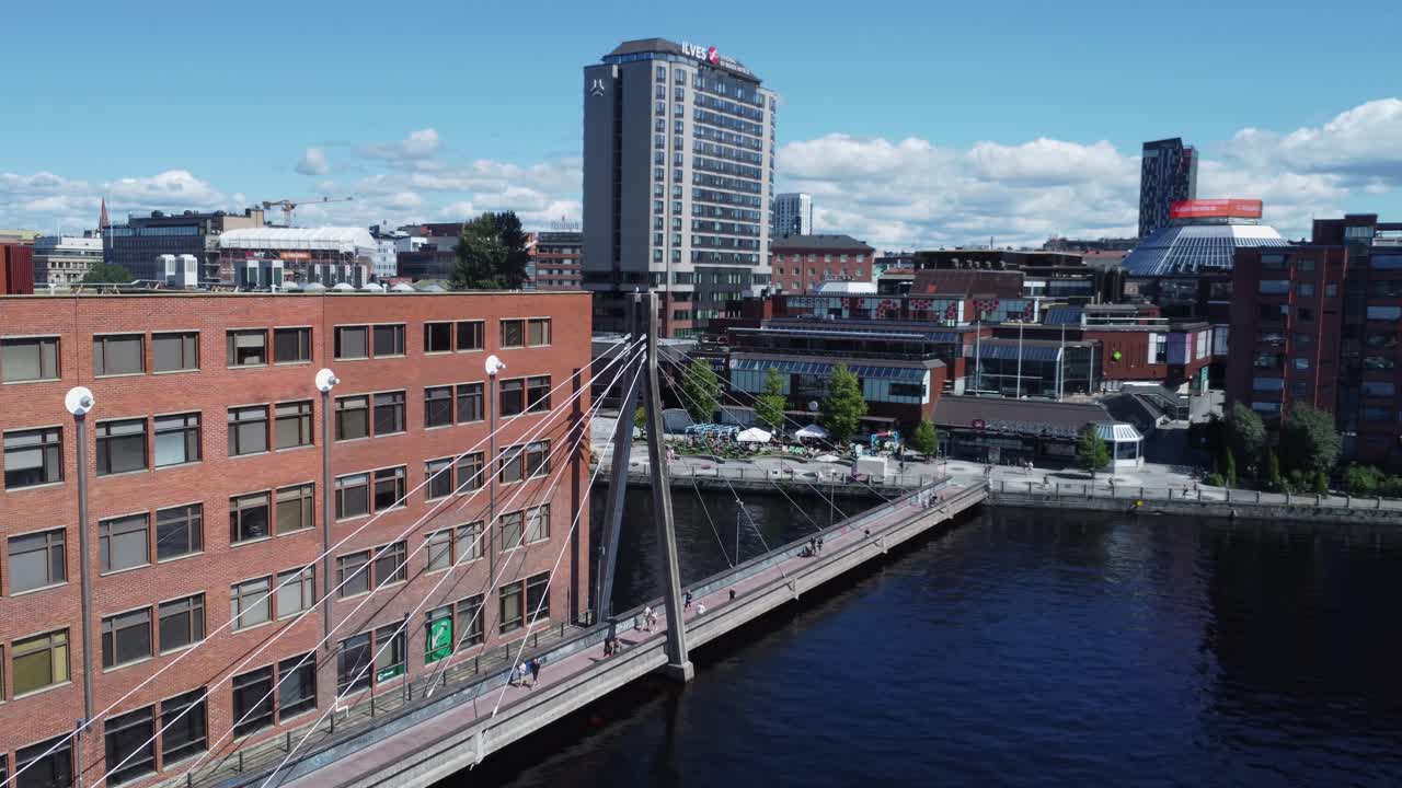vista aérea de una ciudad con un puente y un río