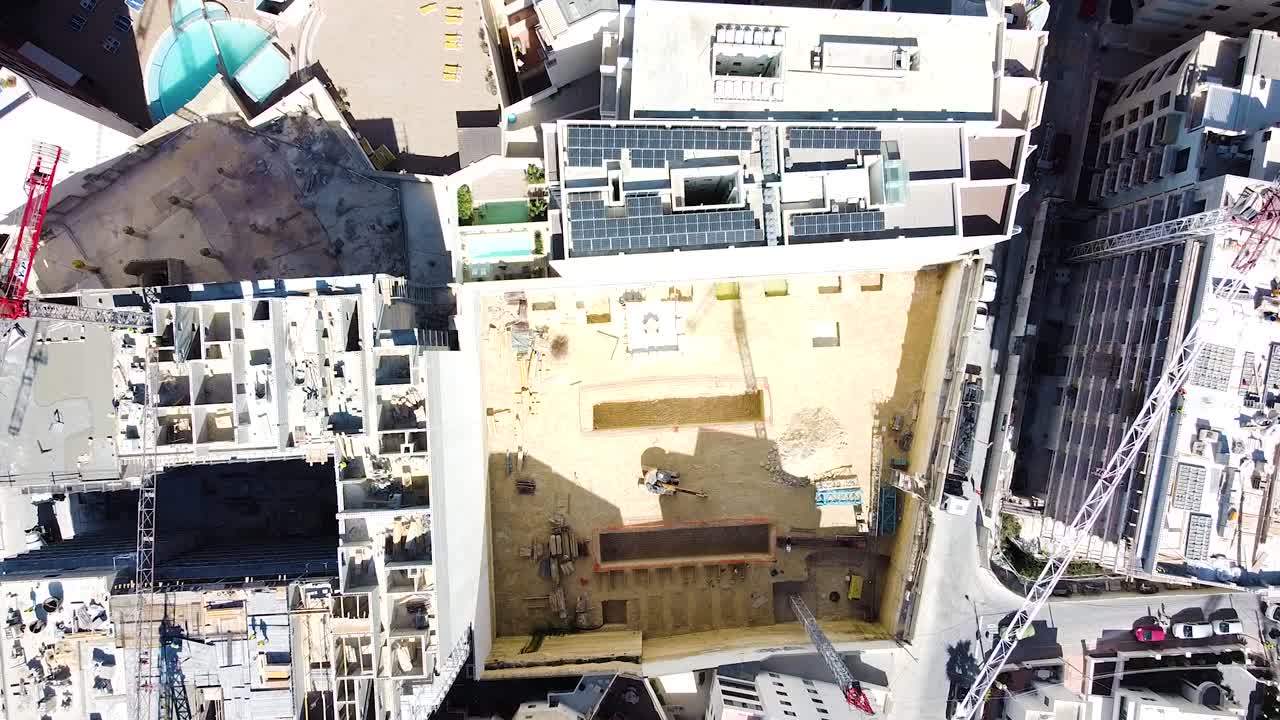 세인트 시내의 깊은 호텔 건물 기초