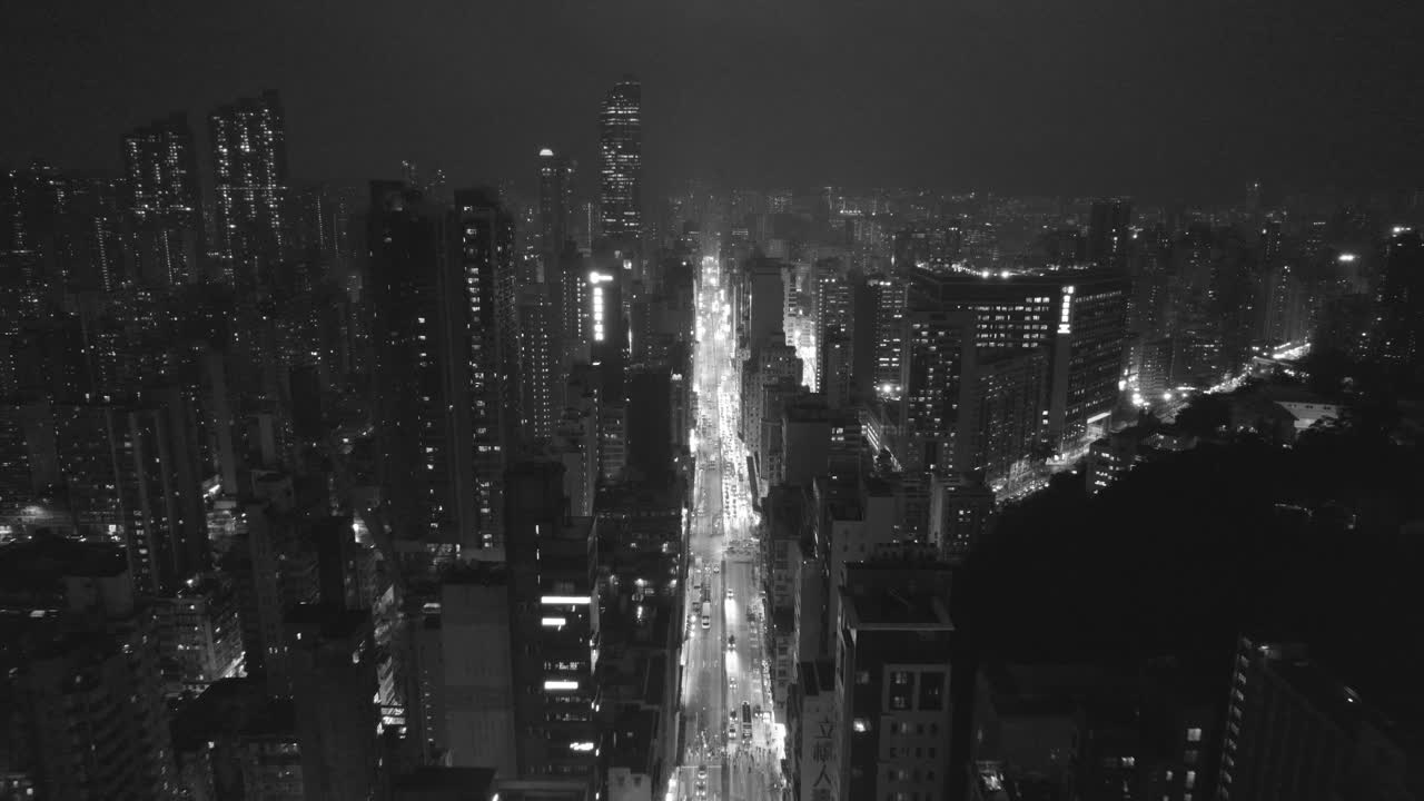 雨と曇りの夜、香港の有名な九龍地区の都市景観における夜間照明、空撮4Kパノラマショット。