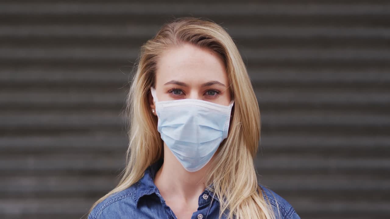 Forfra: Kaukasisk kvinne med munnbind mot koronavirus/Covid-19