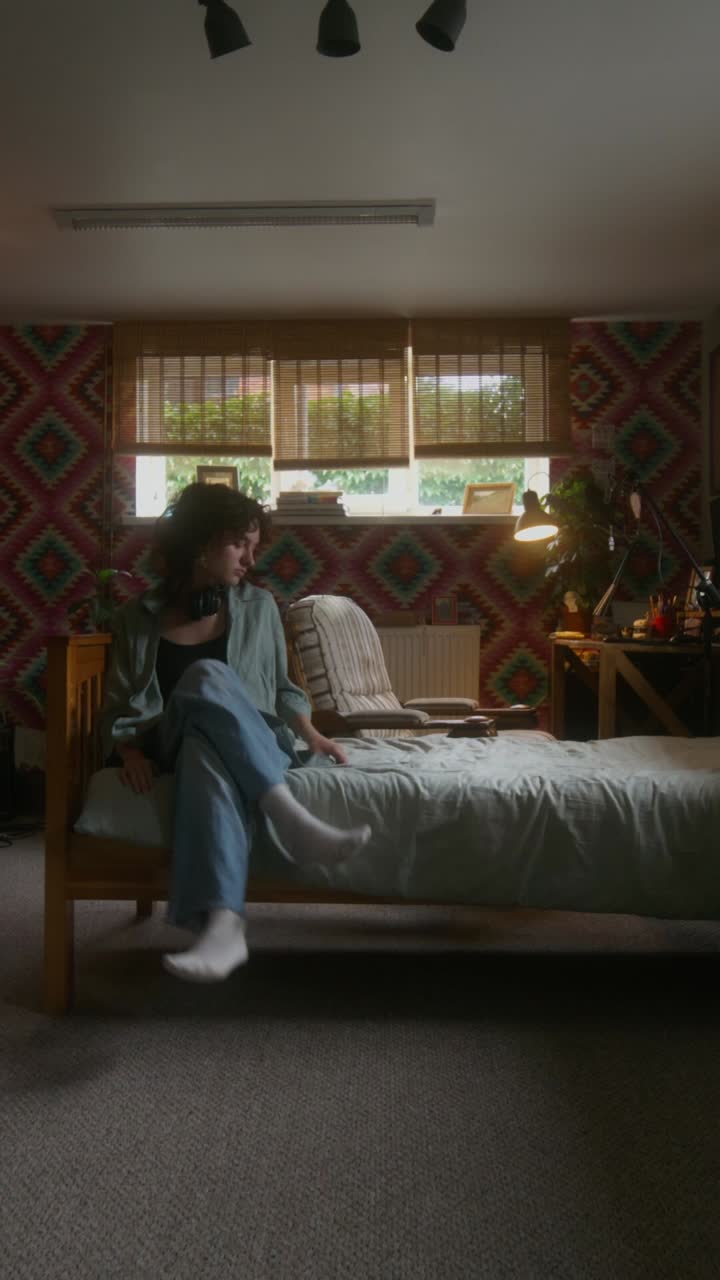 mujer relajándose en un dormitorio