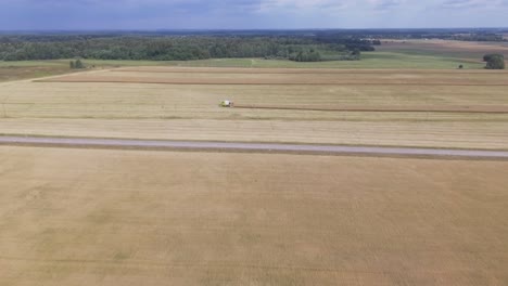 Schwere-Landmaschinen-Mähdrescher-Arbeiten-An-Einem-Sonnigen-Tag-Auf-Landwirtschaftlichen-Feldern