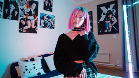 chica adolescente elegante en una habitación de moda