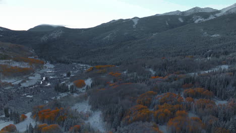 Gefrostet,-Klar,-Kalt,-Eiskalt,-Gefrorener-Morgen,-Schattig,-Kebler-Pass,-Colorado,-Filmische-Luftaufnahme,-Drohne,-Herbst,-Winter,-Saison,-Kollision,-Erster-Weißer-Schnee,-Rot,-Gelb,-Orange,-Espenbaum,-Wald,-Schatten-Nach-Vorne