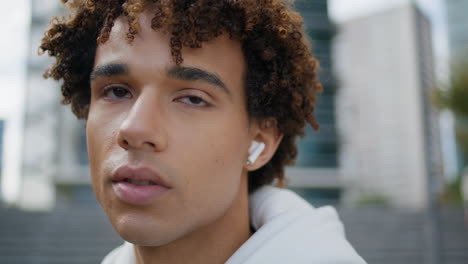 joven hablando con auriculares inalámbricos en el centro del retrato. adolescente haciendo una llamada