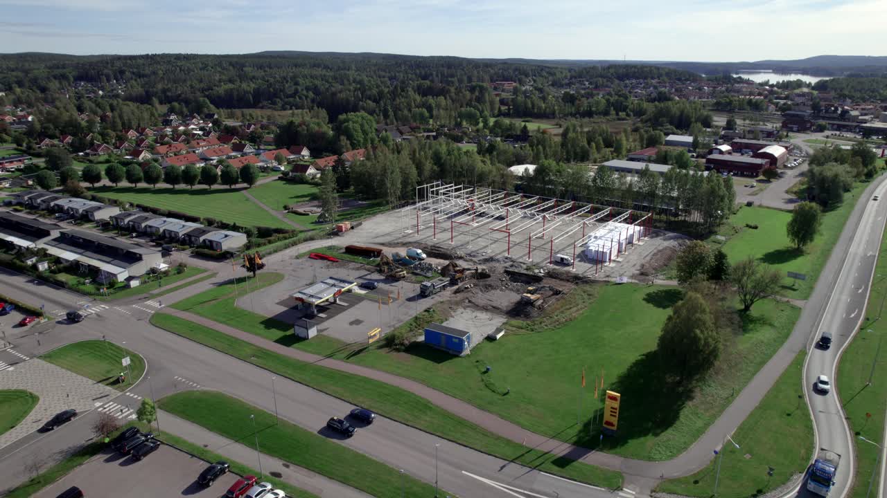 sitio de construcción con excavadora y grúa, carretilla aérea en el país nórdico