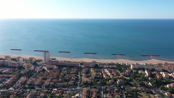 valras-plage vista aérea del balneario mediterráneo del mar azul día de verano francia
