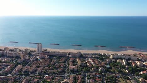 Luftaufnahme-Von-Valras-Plage,-Mediterraner-Badeort,-Blaues-Meer,-Sommertag,-Frankreich