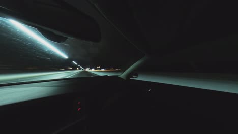 Imágenes-De-Lapso-De-Tiempo-De-Un-Automóvil-Conduciendo-Por-La-Noche