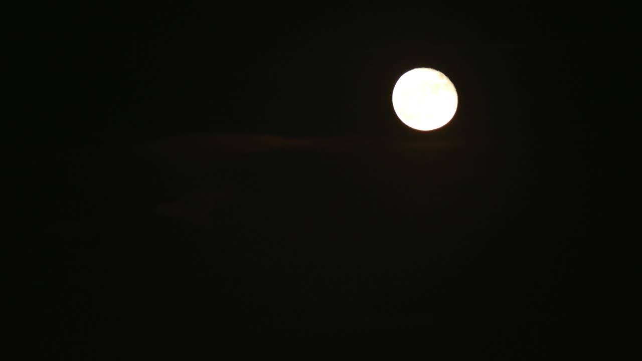 Timelapse af en lys måne, der bevæger sig om natten uden skyer
