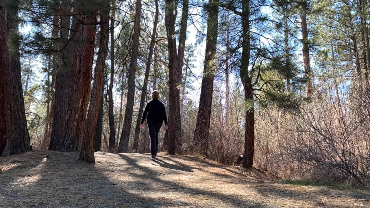 숲길을 걷는 여자