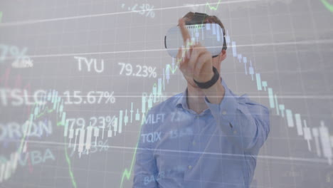 animación de tablero de negociación y gráficos sobre empresario caucásico gestando usando auriculares vr