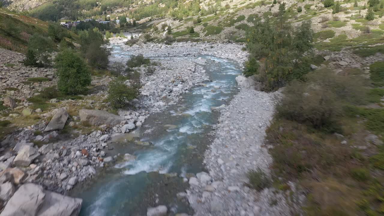 Magnifica ripresa con drone che sorvola un grande fiume a Venosc, Francia