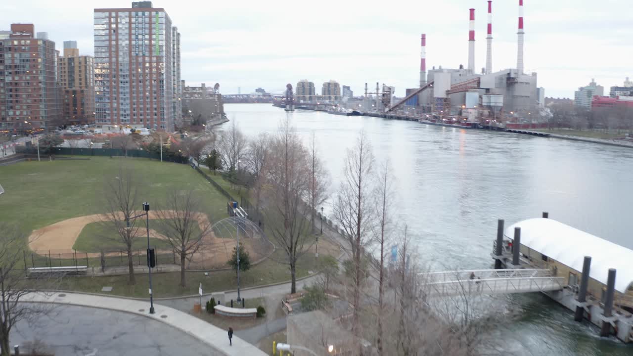 스보로 브릿지 (queensboro bridge) 와 뉴욕 이스트 리버 (east river) 의 시네마틱 4k 공중 도