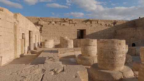 ruinen des antiken ägyptischen tempelkomplexes - medinet habu, luxor, ägypten