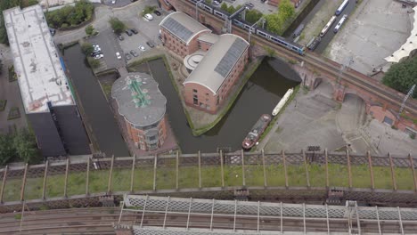 drone-opname boven het hoofd die over de kanalen van castlefield pannen 01