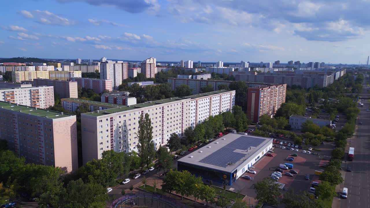 Vista aérea deslumbrante de um apartamento em edifício de painéis grandes, complexo habitacional pré-fabricado, Berlim Marzahn, Alemanha Oriental, verão de 2023