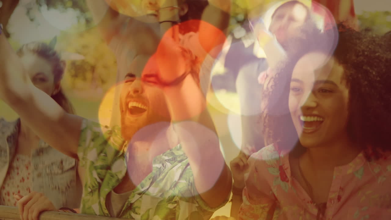 друзья наслаждаются окруженными красочным эффектом боке