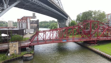 Dos-Puentes-Sobre-El-Agua-En-Cleveland,-Ohio-Drone-Video