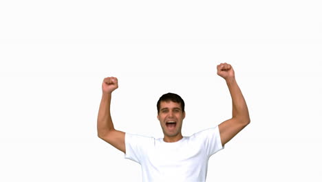 hombre alegre levantando los brazos en la pantalla blanca
