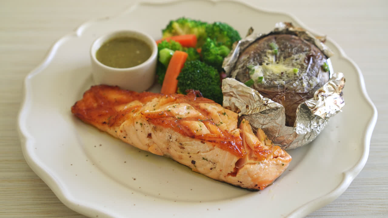 filete de salmón a la parrilla con papas horneadas y verduras