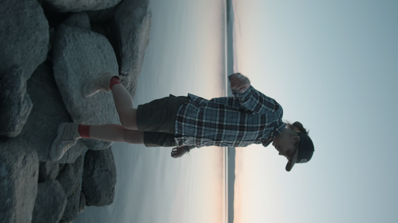 저녁 에 바위 가 있는 호수 연안 에서  ⁇ 고 있는 여자