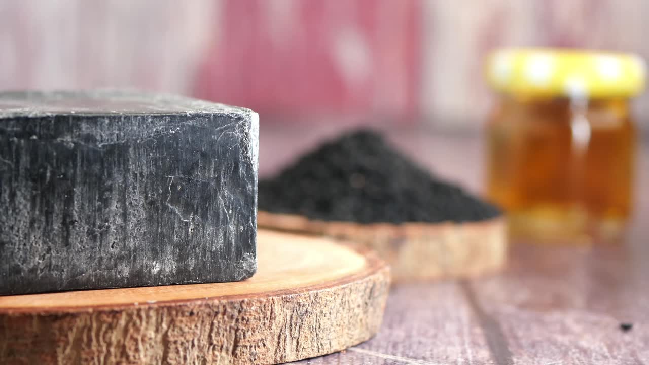 Jabón de carbón e ingredientes naturales
