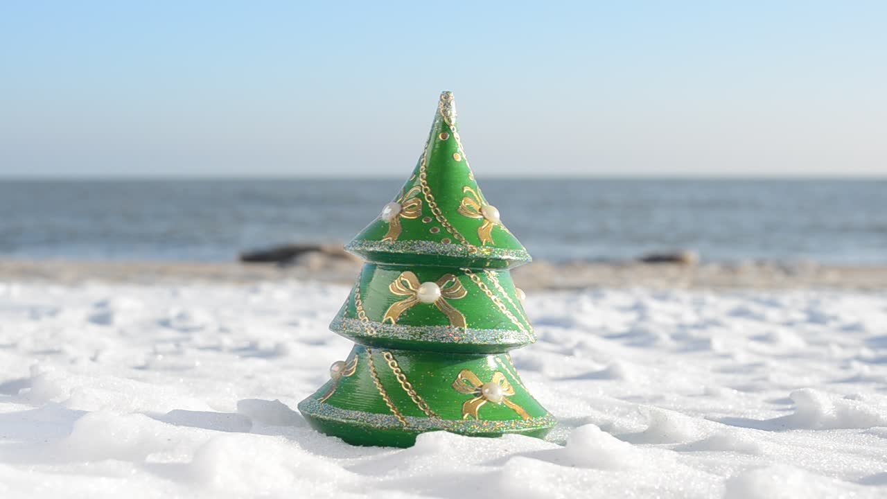 Abete di Capodanno sulla spiaggia. Scatto sulla spiaggia