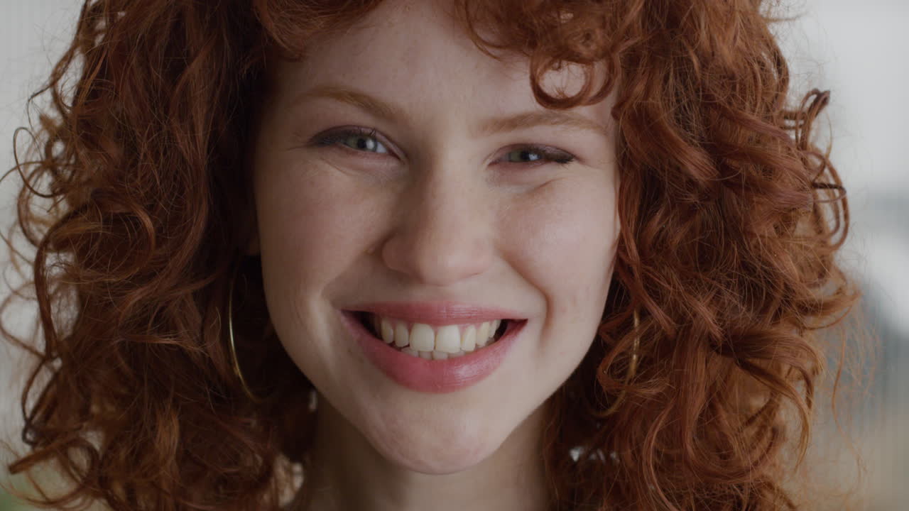 행복 한 미소를 짓는 아름다운 빨간 머리 여자 의 초상화