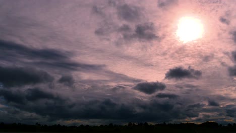 Diese-Dramatischen-Zeitraffer-Himmel-Mit-Sonnenvideo-Eignen-Sich-Für-Muti-Use-Projekte,-Fügen-Sie-Ihren-Titel,-Ihre-Botschaft-Oder-Ihr-Logo-Ein