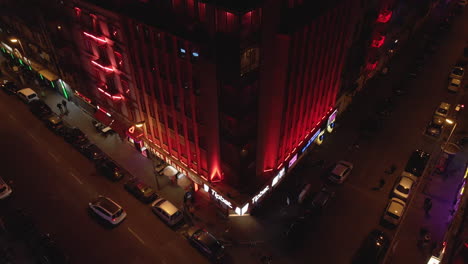 drohne filmt in frankfurt, auf der taunusstraße, der fokus liegt auf einem hotel im frankfurter rotlichtviertel, die drohne dreht sich von rechts nach links