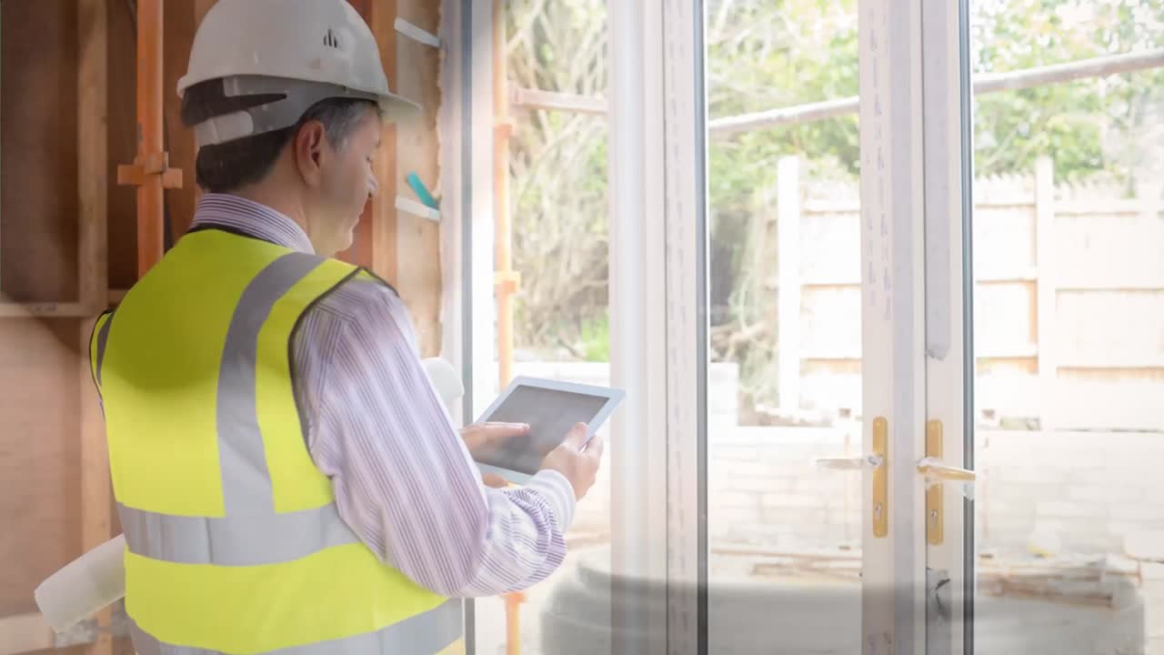 animación digital del ingeniero usando una tableta digital cerca de la ventana. 4k