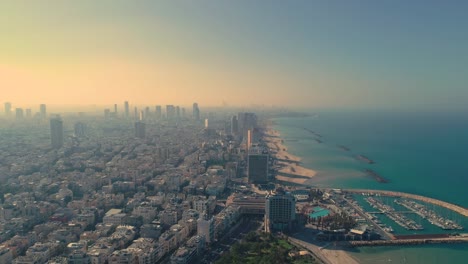 el horizonte de israel desde un avión no tripulado al amanecer. vista aérea panorámica sobre la costa de tel aviv ciudad moderna y de negocios con hoteles, costa y playa. horizonte de oriente medio
