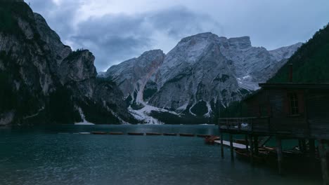 casa de madera y barcos en el lago en las montañas