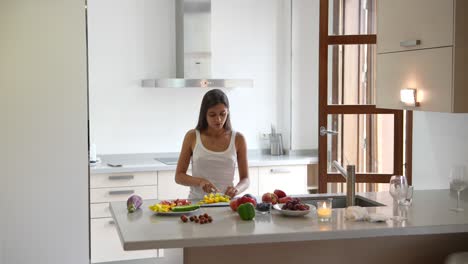 mujer preparando una ensalada saludable en una cocina moderna