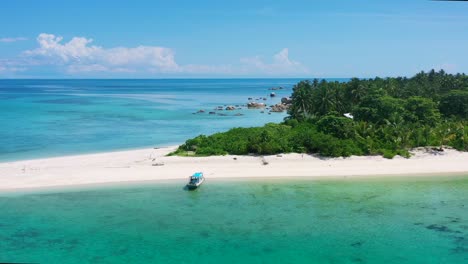 Luftzoom-Aus-Dem-Boot,-Das-An-Einem-Sonnigen-Sommertag-An-Einem-Unberührten,-Leeren,-Weißen-Sandstrand-In-Belitung,-Indonesien,-Verankert-Ist