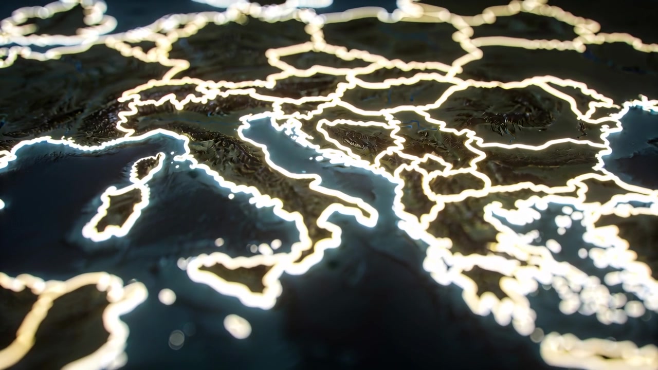 La telecamera si inclina rivelando una mappa in rilievo illuminata centrata sull'Italia in studio, che mostra le coste