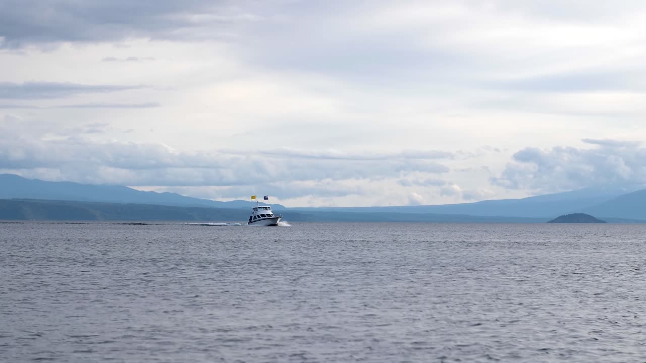 뉴질랜드 타우포 호수를 가로지르는 대형 보트의 아름다운 풍경 사진