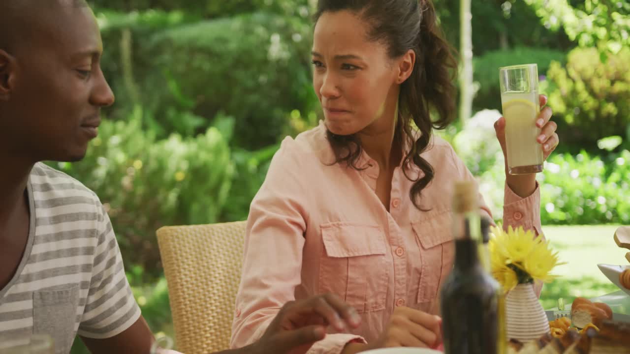 정원에서 시간을 보내는 아프리카계 미국인 여성