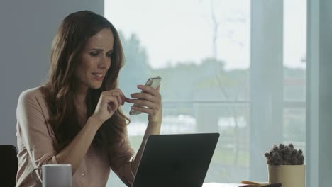 Mujer-De-Negocios-Mirando-El-Teléfono-Móvil.-Persona-Concentrada-Teniendo-Descanso.