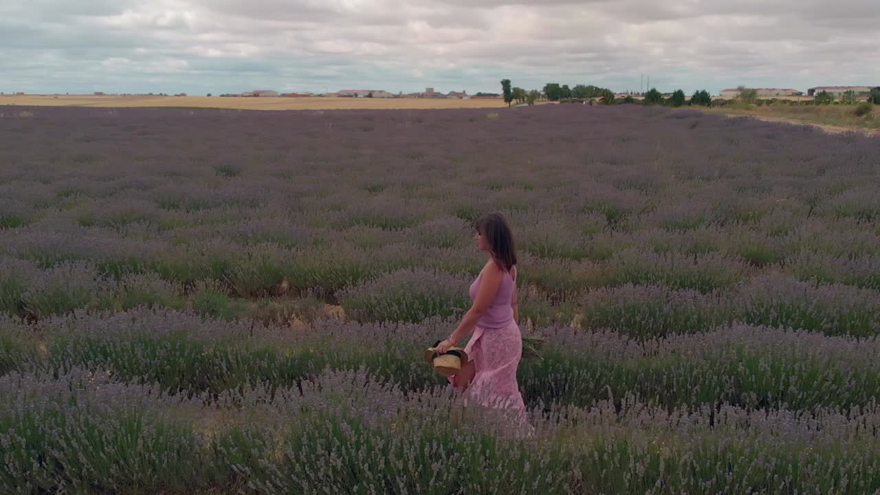 mujer caminando por un campo de lavanda