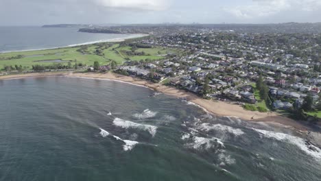 Tranquila-Y-Pintoresca-Playa-De-Pescadores-Entre-Collaroy-Point-Y-Long-Arrecife-Promontorio-En-Nsw,-Australia