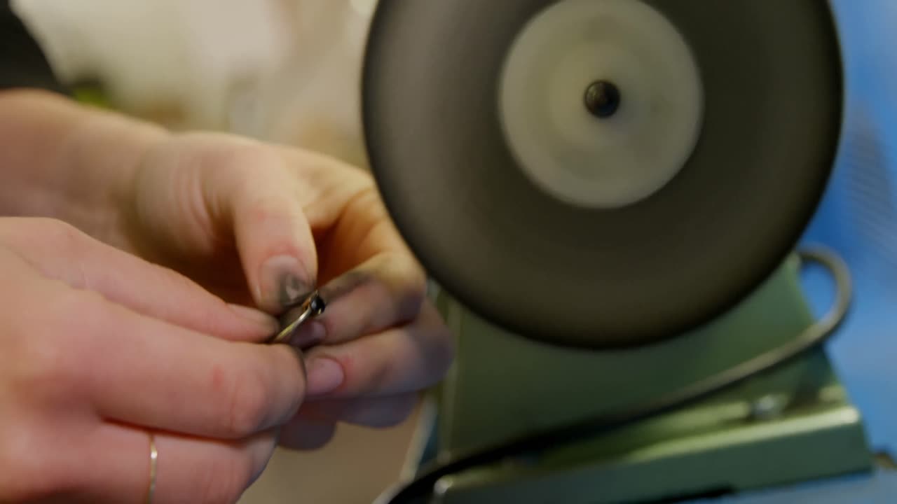 4k 워크 ⁇ 에서 일하는 보석 디자이너