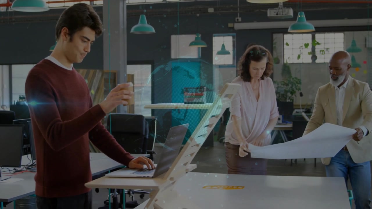 Designer drikker kaffe, taster mens teamet udfolder en plan med AR-designs til samarbejde
