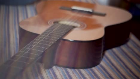un primer plano de una guitarra