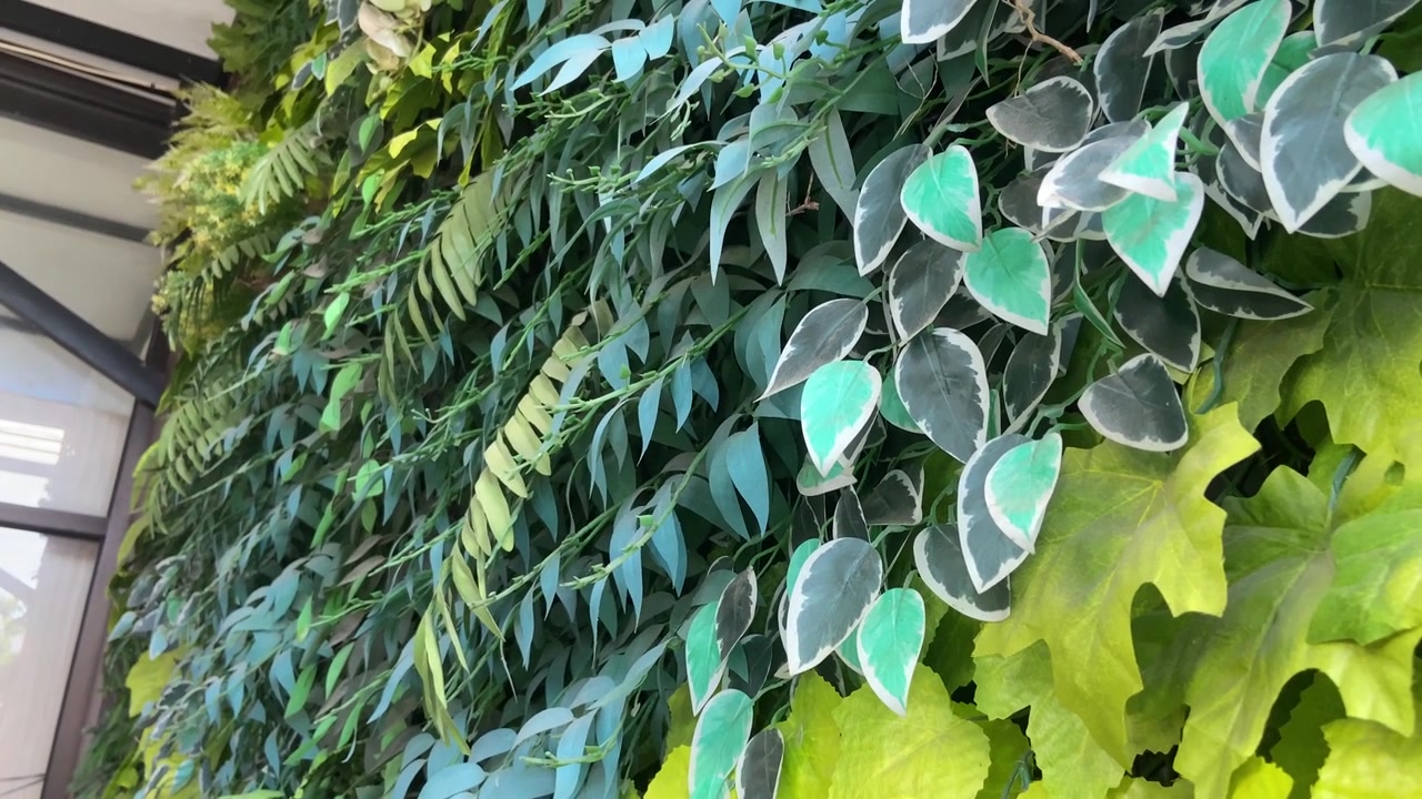 Close-up van een decoratieve groene muur met kunstplanten