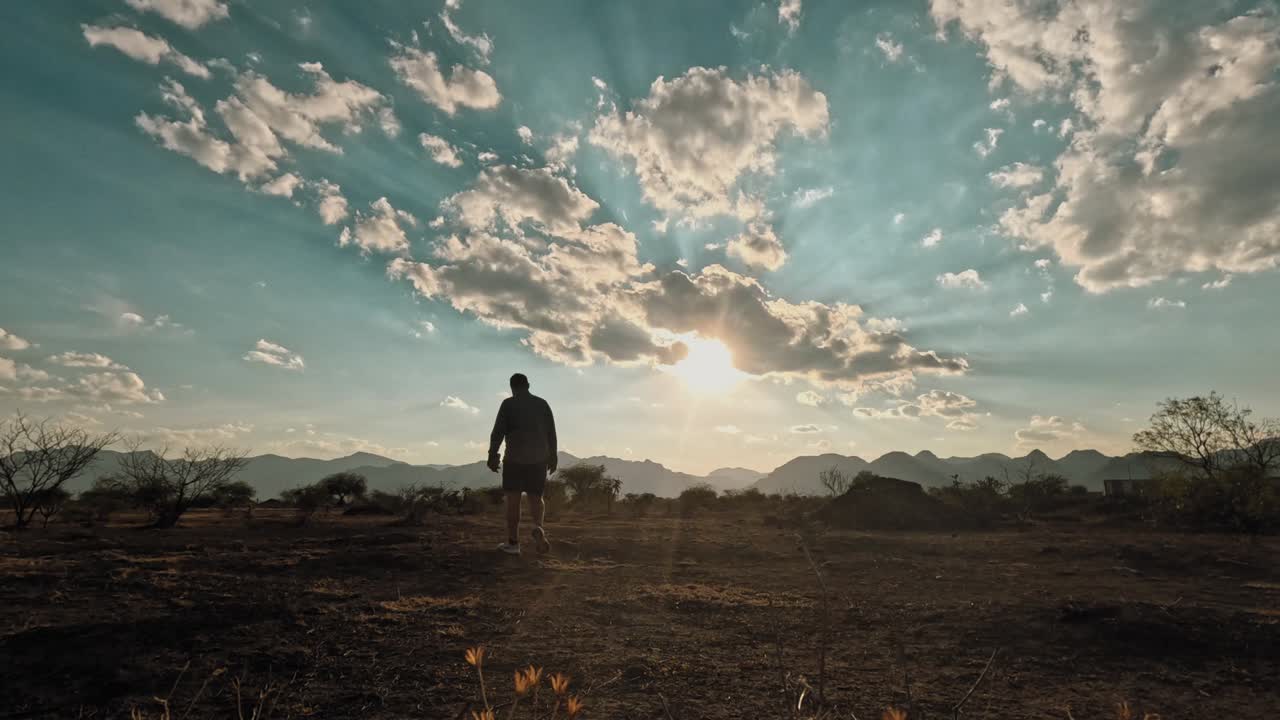 nel deserto gli uomini cambiano e i tramonti rinnovano le persone