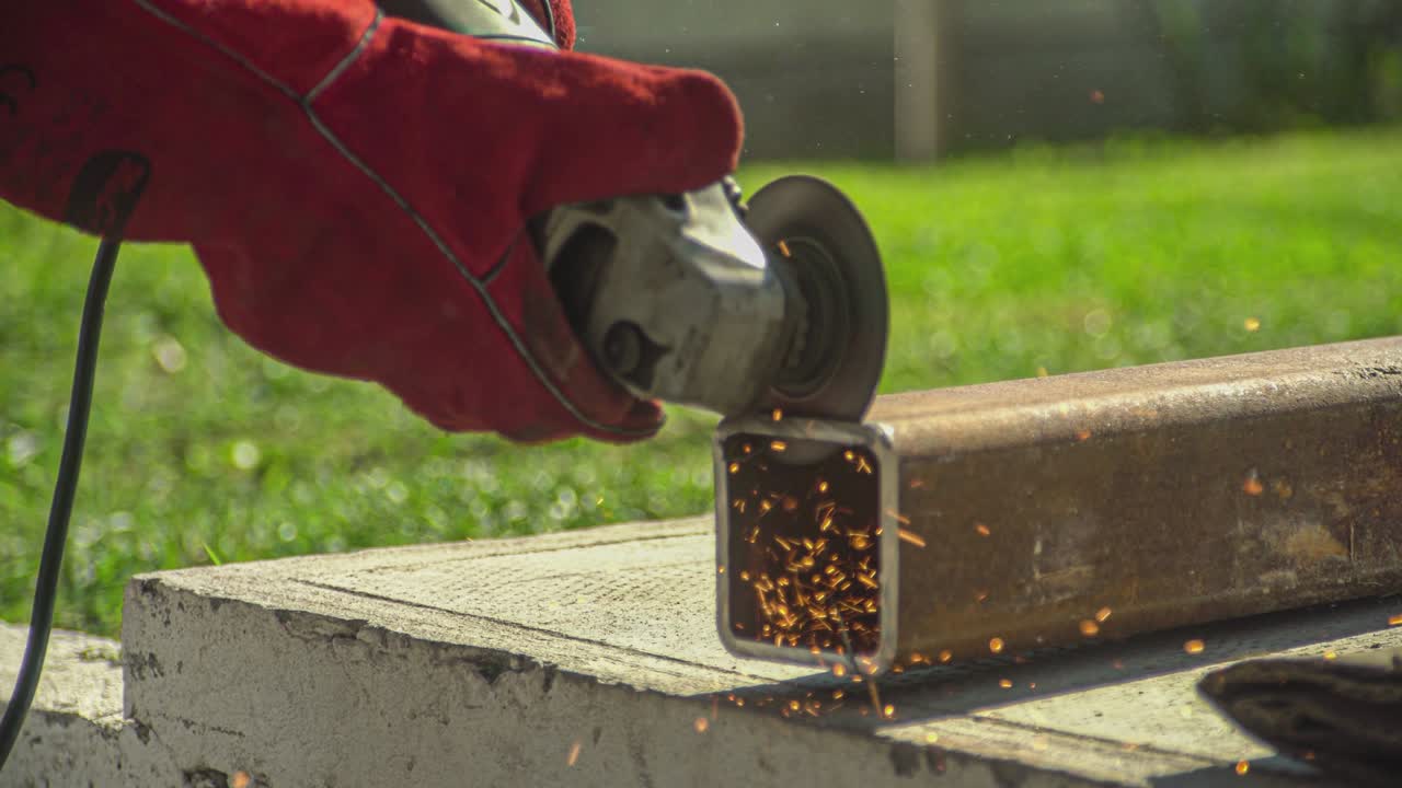 철 프로파일을 절단하는 각 밀러